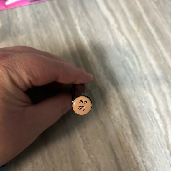 Shiseido Synchro Skin Radiant Lifting Concealer 202 Light - Picture 3 of 4